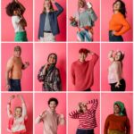 Douze personnes de divers horizons posent joyeusement sur un fond rose, illustrant la diversité culturelle et sociale.