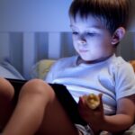 Enfant absorbé par un écran