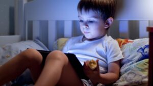 Enfant absorbé par un écran