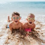 Enfants jouant sur la plage