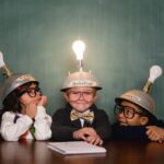 Enfants avec des casques d'inventeurs