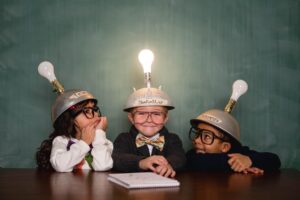 Enfants avec des casques d'inventeurs