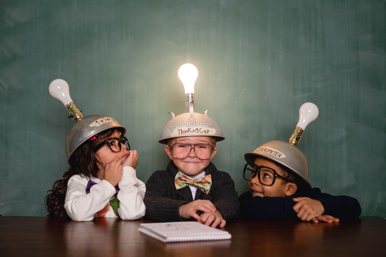 Enfants avec des casques d'inventeurs