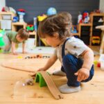 Enfants jouant à la maison