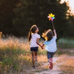 Deux fillettes jouant dehors