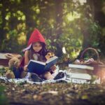 Fillette lisant un livre de contes