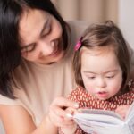 Mère lisant un livre avec son enfant