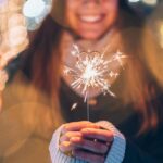 Feu d'artifice tenu par une femme