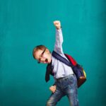 Enfant enthousiaste prêt pour l'école