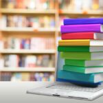 Livres numériques sortant d'un ordinateur