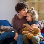 Une mère et son enfant blottis l’un contre l’autre dans une situation précaire