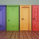 Cinq portes colorées alignées représentant des choix et des opportunités