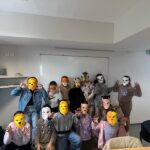 Groupe d'enfants du Clas masqués avec leurs créations