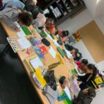 groupe d'enfant en activité pour soutenir leur scolarité