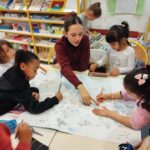 Groupe d'enfant et animatrice en activité création