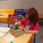 Enfant en pleine création d'un objet