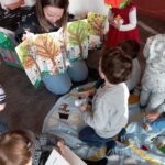 Photo d'un enfant attentif à la lecture d'un livre