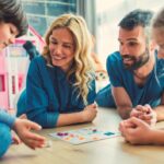 Photo d'une famille jouant à un jeu de société