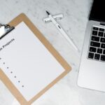 Une feuille de papier un stylo et un ordinateur