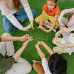 Ronde enfant et parent assis sur l'herbe en séance de sophrologie