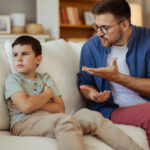 Un père semble avoir du mal à se faire entendre de son fils