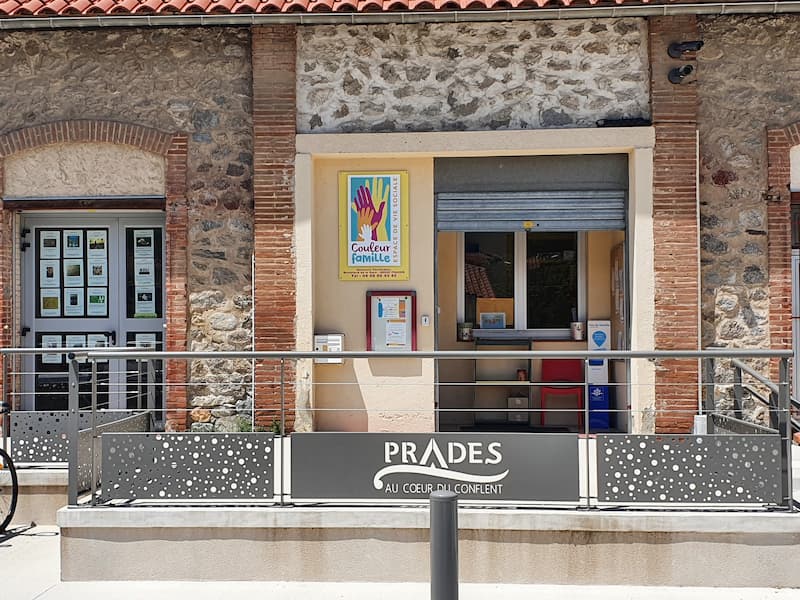Vue extérieure de l'entrée de l'association Couleur famille à Prades