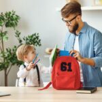 Un père et son fils avec un cartable