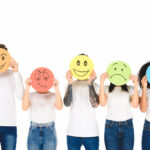 Une famille avec des smileys de différentes humeurs