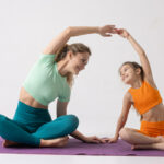 Une mère fait du yoga avec leur petite fille