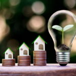 Des maisons grandissantes et une ampoule fleurie