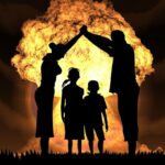 Photo de parents qui protègent leur enfant dans un contexte de guerre