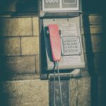 Une cabine téléphonique avec l'inscription SOS