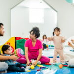 Photo de parents et enfants dans une espace de jeu coloré
